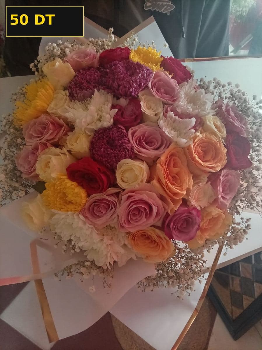 Bouquet rond de roses et chrysanthèmes jaunes, roses, orange et rouges