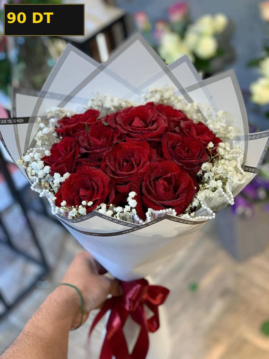 Bouquet de roses rouges et gypsophile, papier blanc et ruban rouge