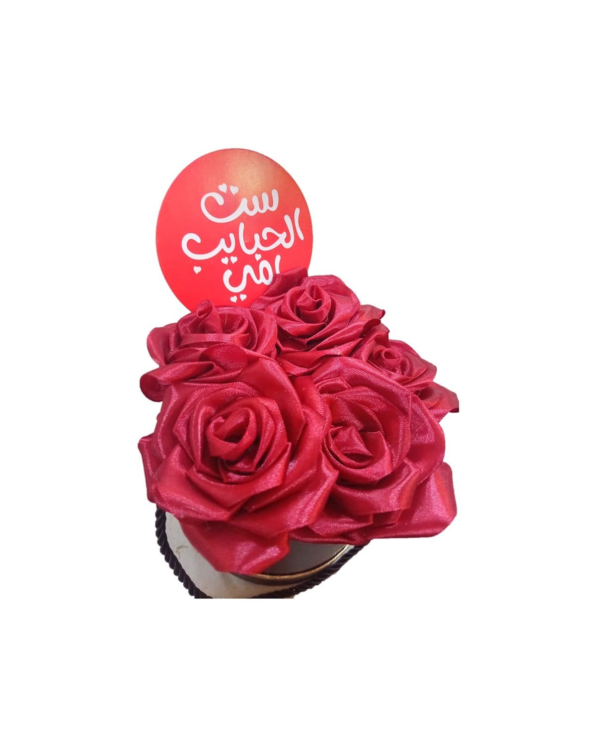 Box ronde de roses en satin rouge avec pique ست الحبايب أمي pour la fête des mères