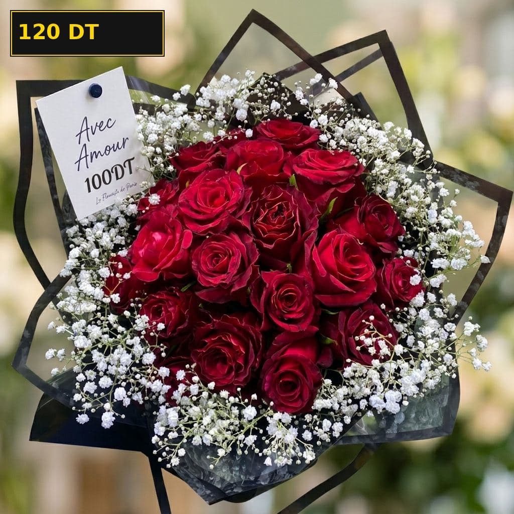 Grand bouquet de roses rouges et gypsophile dans un papier noir