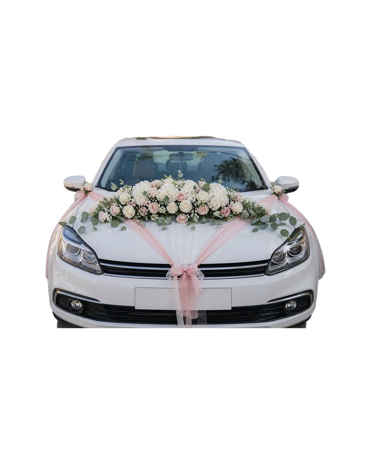 Voiture de mariage décorée d'une composition de roses blanches sur le capot et de tulle rose
