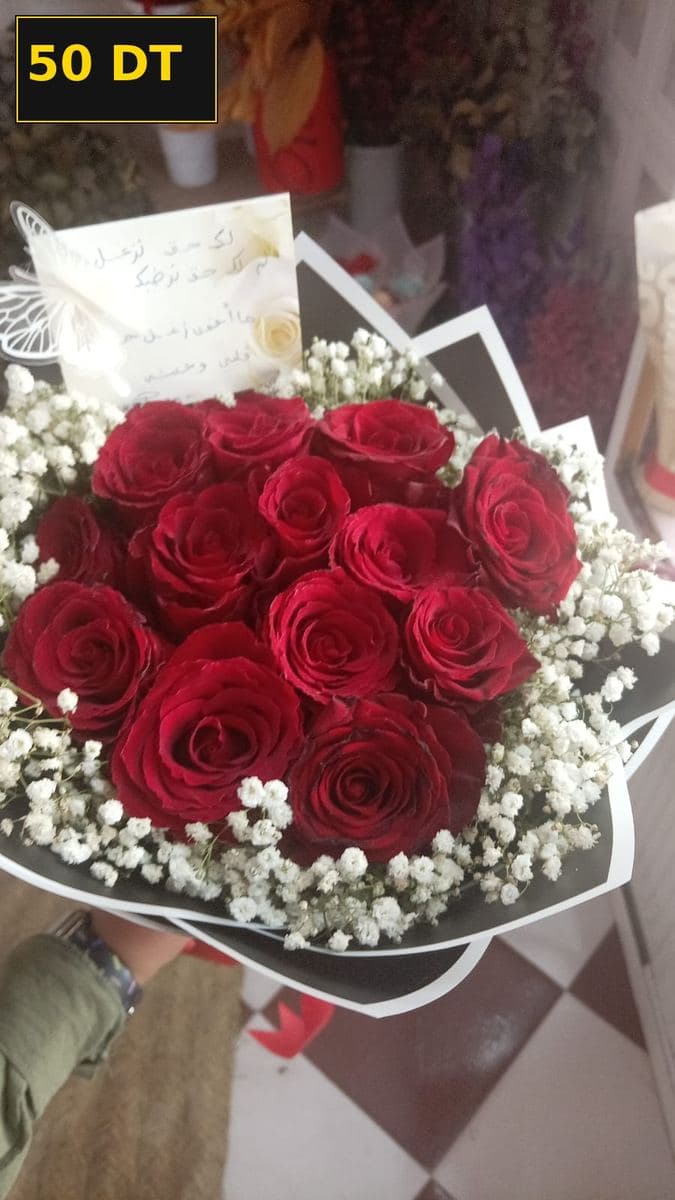 Petit bouquet de roses rouges et gypsophile, papier noir et carte