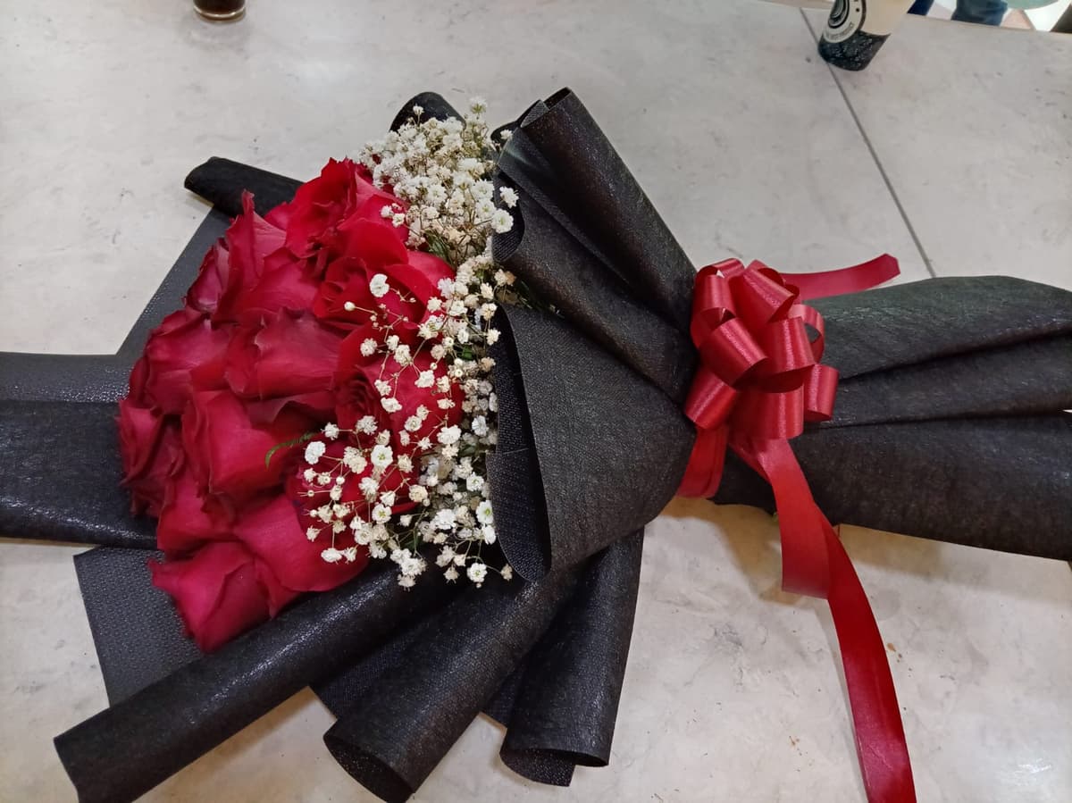 Bouquet Rouge avec papier noir